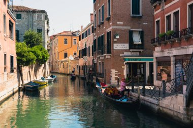 Venice, İtalya - 22 Ağustos 2018: Geleneksel Cannal Sokağı ile gondol Venedik, İtalya.