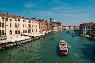 Venice, İtalya - 22 Ağustos 2018: Grand Canal View whit tekneler Venedik, İtalya.