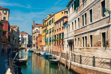 Venice, İtalya - 22 Ağustos 2018: Geleneksel canal sokağına teknelerle Venedik, İtalya.