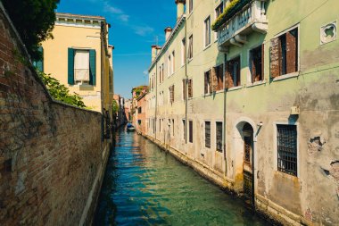 Geleneksel canal sokağına teknelerle Venedik, İtalya.
