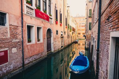 Venice, İtalya - 22 Ağustos 2018: Geleneksel canal sokağına teknelerle Venedik, İtalya.