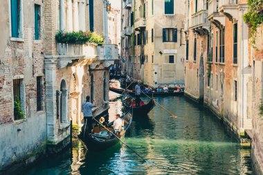 Venice, İtalya - 22 Ağustos 2018: Geleneksel Cannal Sokağı ile gondol Venedik, İtalya.