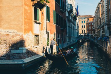 Venice, İtalya - 22 Ağustos 2018: Geleneksel Cannal Sokağı ile gondol Venedik, İtalya.