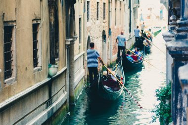 Venice, İtalya - 22 Ağustos 2018: Geleneksel Cannal Sokağı ile gondol Venedik, İtalya.