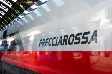 Milan, İtalya - Augus 27 2018: Yakından görünümünü Trenitalia Frecciarossa tren Milano Merkez İstasyonu, İtalya