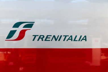 Milan, İtalya - Augus 27 2018: Yakından görünümünü Trenitalia Frecciarossa tren Milano Merkez İstasyonu, İtalya