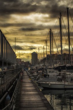 Genoa, İtalya - 21 Ocak 2013: Günbatımı eski Port Cenova, İtalya