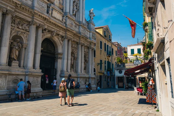 Венеция Италия Августа 2018 Года Пара Туристов Улице Венеции — стоковое фото