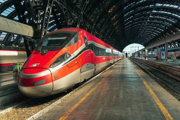 Milan, İtalya - 27 Ağustos 2018: İtalyan yüksek hızlı tren Trenitalia Frecciarossa durdurmak Merkez İstasyonu Milan, İtalya