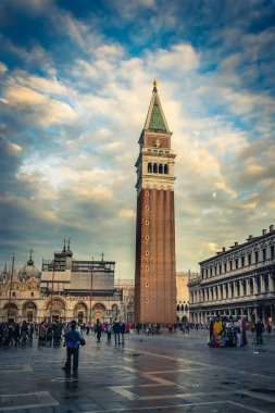 Venice, İtalya - Kasım 13 2014: Piazza San Marco Marco Bazilikası ve çan kulesi, St Mark's Campanile Venedik, İtalya.