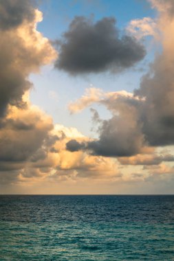 Bir yaz günü, Cinque Terre, İtalya için denizde günbatımı gökyüzü.