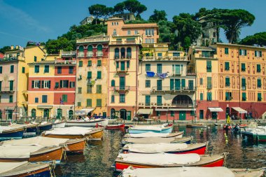 Portofino, İtalya - 10 Temmuz 2013: Güzel koyu renkli evlerin Portofino, Liguria, İtalya.