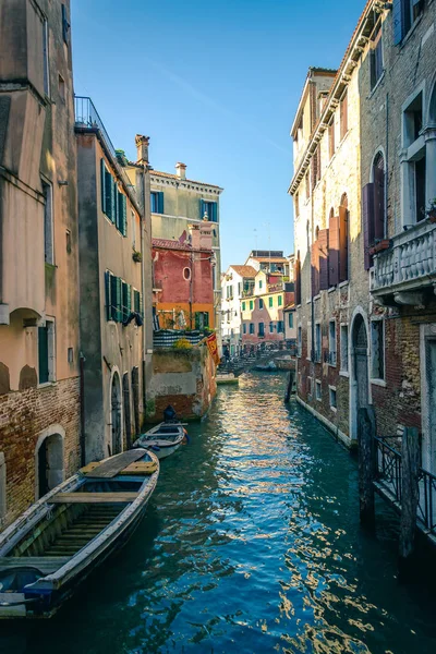 Geleneksel canal sokağına teknelerle Venedik, İtalya.