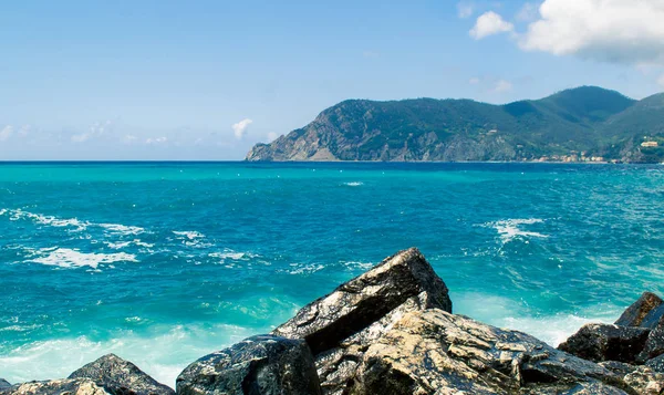 Vernazza, Cinque Terre İtalya güzel denizde.