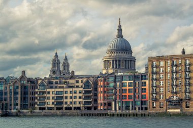 Yaz günü içinde St Paul Katedrali, Londra, İngiltere.