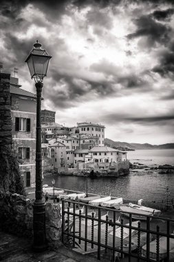 Boccadasse, Cenova, siyah beyaz fotoğraf Akdeniz deniz kenarında küçük bir köy.