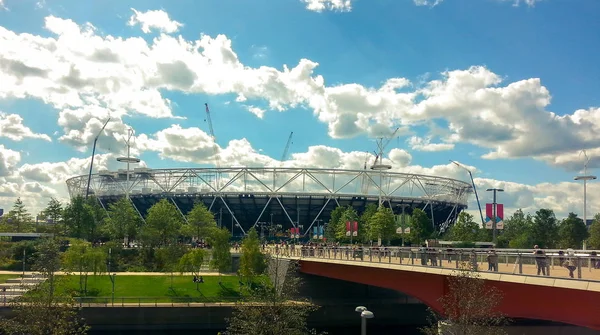 Londra - 31 Ağustos 2014: Olympic Stadium - 2013 yılında tadilat için kapalı olduğunu Oyunlar eski görünümü. Bir kez Temmuz 2016 yılında yeniden açıldı bir ev, West Ham United Football Club oldu.