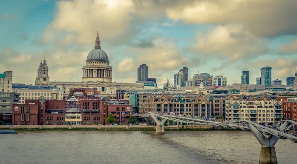 Πόλη Του Λονδίνου Γέφυρα Millennium Και Τον Καθεδρικό Ναό Του — Φωτογραφία Αρχείου