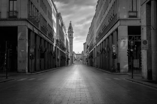 Via Roma Torino bir yaz günü sabah itibariyle, siyah beyaz fotoğraf.