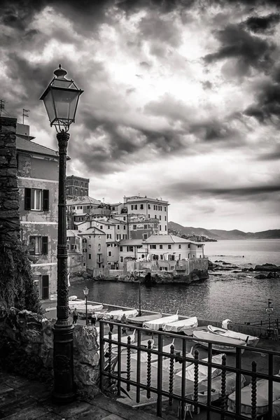 Boccadasse, Cenova, siyah beyaz fotoğraf Akdeniz deniz kenarında küçük bir köy.