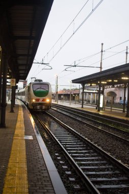 Alessandria, İtalya - 05 Mayıs 2013: Alessandria, İtalya bir tren istasyonunda geçen tren.