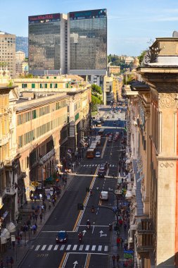 Genoa, İtalya - Septembre 28 2012: Bir ana cadde Cenova, İtalya.