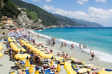 Bir Monterosso al mare, İtalya - 23 Haziran 2013: Beach Monterosso al Mare, İtalya için yaz gününde.