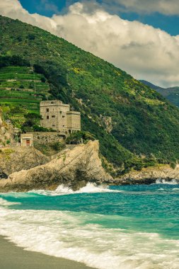 Monterosso al Mare 'deki deniz kıyısı, Cinque Terre İtalya.