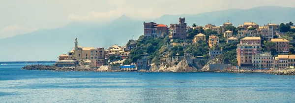 Cenova, İtalya sahillerinin Panoraması.