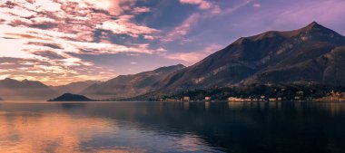 Lago di Como, Lombardiya, Kuzey İtalya üstündeki alp tepelerde doğal bir gün batımı.