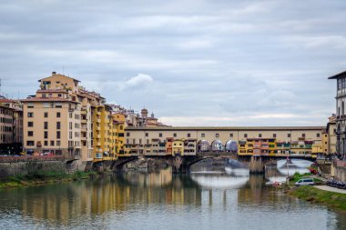 Ortaçağ köprü Ponte Vecchio (Old Bridge) ve Arno Nehri Floransa, Toskana, İtalya.
