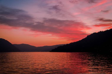 Lago di Como, Lombardiya, Kuzey İtalya üstündeki alp tepelerde doğal bir gün batımı.