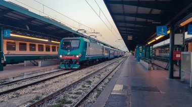 Bari, İtalya - 02 Eylül 2017: İtalya'nın Bari bir tren istasyonunda geçen tren.