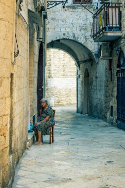 Bari, İtalya - 21 Temmuz 2016: yaşlı kadın Bari, İtalya'nın eski şehir.