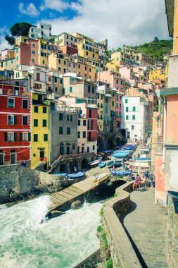 Riomaggiore, İtalya - 27 Nisan 2016: Manarola şehrin güzel manzara. Beş ünlü renkli köyleri, Cinque Terre Milli Parkı İtalya biridir..