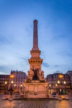 Lizbon, Portekiz sabah restoratör Restauradores Meydanı anıt.