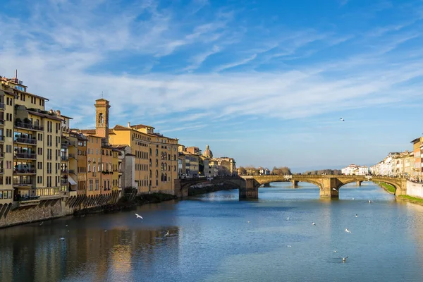Ponte Santa Trinita veya kutsal Trinity Köprüsü Floransa, dünyanın her yerinden eski köprü.