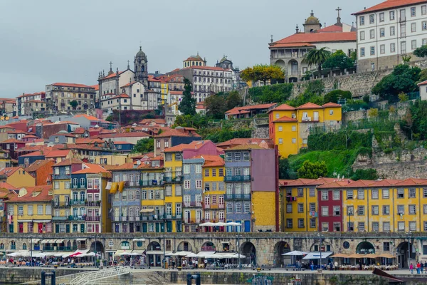 Porto, Portekiz - 18 Kasım 2014: Görünüm eski Porto şehir ve Ribeira Porto, Portekiz Douro Nehri üzerinde.