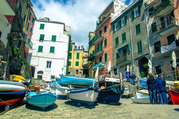 Riomaggiore, İtalya - 27 Nisan 2016: Güzel Manarola kasaba. Beş ünlü renkli köyleri, Cinque Terre Milli Parkı İtalya biridir..