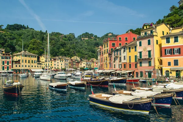 Portofino, İtalya - 10 Temmuz 2013: Güzel koyu renkli evlerin Portofino, Liguria, İtalya.
