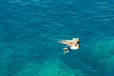 Manarola, İtalya - 06 Ağustos 2018: Çift yüzmek Manarola, İtalya için denizde