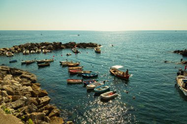 Riomaggiore, İtalya - 06 Ağustos 2018: Tekneler küçük balıkçı limanı, Riomaggiore, İtalya.