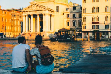 Venice, İtalya - 22 Ağustos 2018: Bir çift bir günbatımı üzerinde rahatlatıcı Venedik, İtalya.