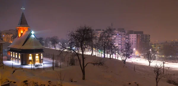Снег Ночью Над Церковью Городе Трансильвания Румыния — стоковое фото
