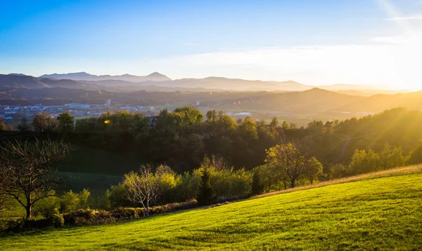 Günbatımı İtalya Piedmont bölgesinin güzel tepelerin üstünde.