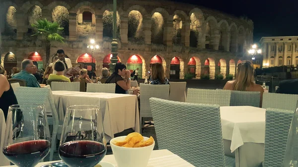 Verona, İtalya - 17 Ağustos 2017: Kadeh şarap akşam önünde Arena Verona, İtalya.