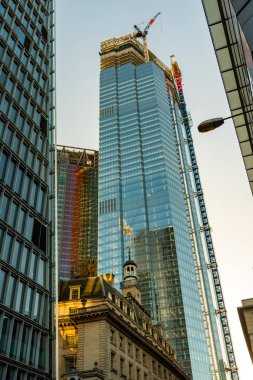 Londra, İngiltere - 17 Ocak 2019: Londra içinde gökdelenler bir karışımı eski ve yeni mimarisi.