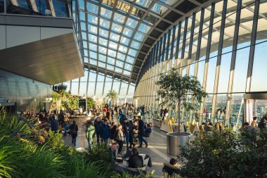 Londra, İngiltere - 17 Ocak 2019: Sky Garden 20 Fenchurch Street benzersiz bir kamusal alan olduğunu. Şık bir restorana sahiptir; Brasserie ve kokteyl bar.