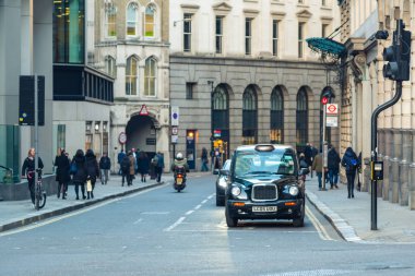 Londra, İngiltere - 17 Ocak 2019: Siyah taksi şehir Londra, İngiltere'de sokakta.