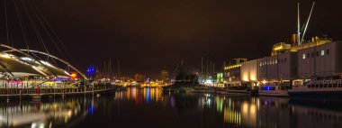 Genoa, İtalya - 01 Kasım 2013: Gece görünümü antik liman, Genoa, İtalya.